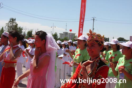 19 июня: В г. Чанцзи прошел очередной этап эстафеты огня Пекинской Олимпиады