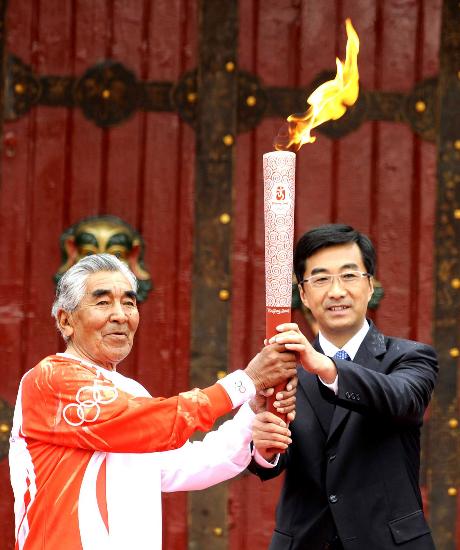 Сегодня в 9:13 в г. Лхаса Тибетского автономного района стартовал очередной этап эстафеты огня Пекинской Олимпиады. 