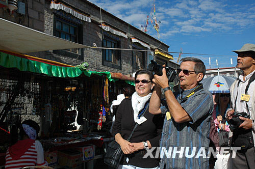 27 июня, американские туристы сфотографировались на улице старого района Лхасы.