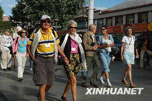 27 июня, туристы из США посещают площадь дворца Потала.