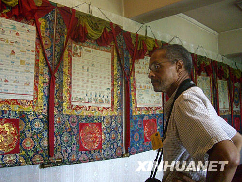 27 июня, американский турист посещает павильон Танка в больнице тибетской медицины ТАР.