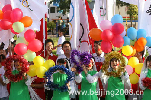 1 июля: В г. Иньчуань завершился очередной этап эстафеты огня Пекинской Олимпиады