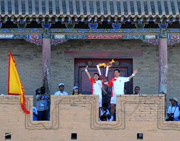 6 июля: В г. Цзяюйгуань прошел очередной этап эстафеты огня Пекинской Олимпиады
