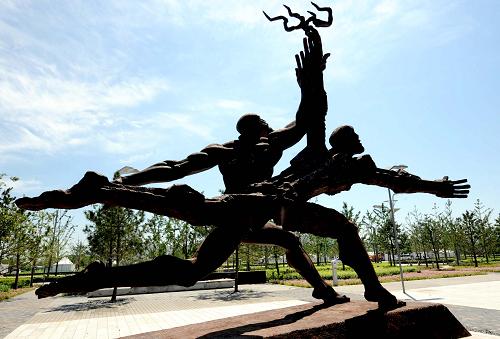 Скульптура «Эстафета священного огня» в Пекинском олимпийском лесопарке (фотография снята 6 июля)