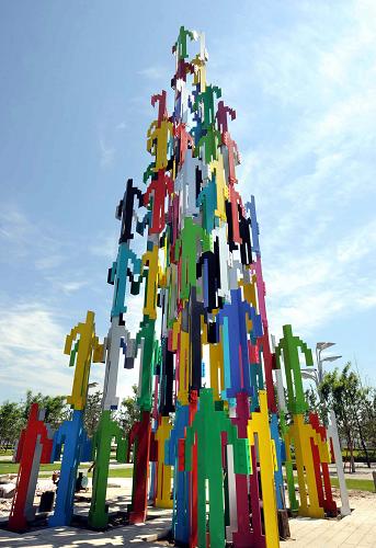 Скульптура «Стремление коллектива – великая сила» в Пекинском олимпийском лесопарке (фотография снята 6 июля)