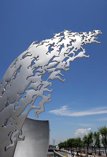 Скульптура «Священный огонь на ветру» в Пекинском олимпийском лесопарке (фотография снята 6 июля)