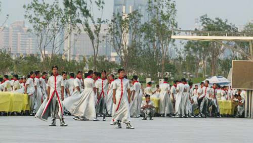 Артисты, участвующие в репетиции церемонии открытия Олимпиады, на перерыве