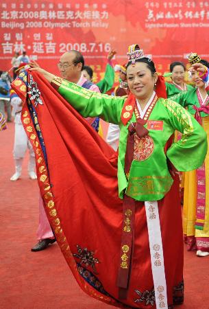 16 июля: В г. Яньцзи завершился очередной этап эстафеты огня Пекинской Олимпиады