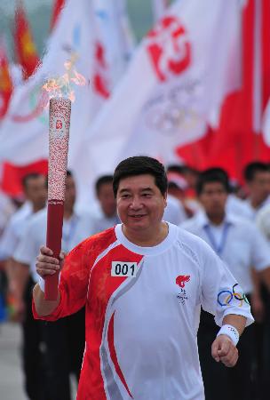 18 июля: В г. Аньшань завершился очередной этап эстафеты огня Пекинской Олимпиады 1