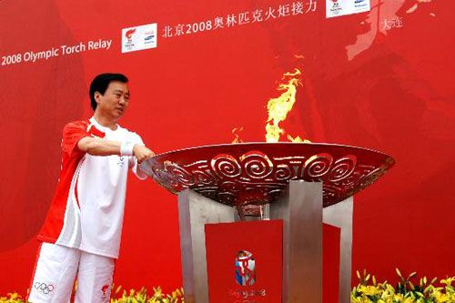 В г. Далянь стартовал очередной этап эстафеты огня Пекинской Олимпиады3