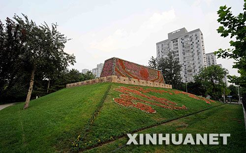 В преддверии Олимпиады клумбы с олимпийской тематикой украшают летний Пекин. Они несут не только зелень, свежесть и прохладу, но и густую олимпийскую атмосферу.