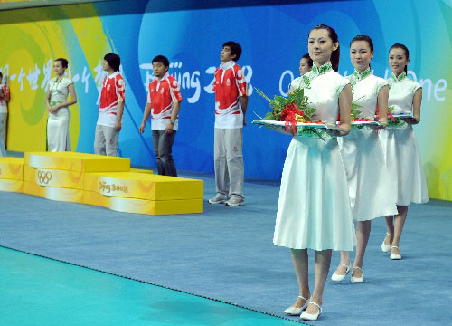 Девушки-волонтеры демонстрируют процесс церемоний награждения Олимпиады-2008 1