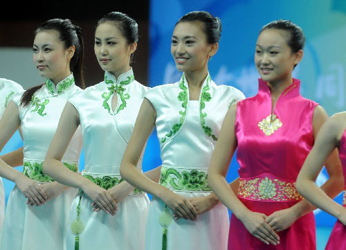 Девушки-волонтеры демонстрируют процесс церемоний награждения Олимпиады-2008 2