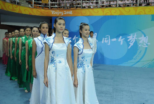 Девушки-волонтеры демонстрируют процесс церемоний награждения Олимпиады-2008 3