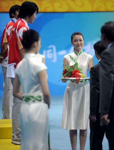 Девушки-волонтеры демонстрируют процесс церемоний награждения Олимпиады-2008 4