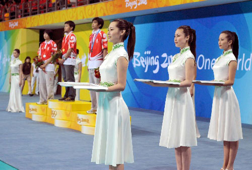 Девушки-волонтеры демонстрируют процесс церемоний награждения Олимпиады-2008 5