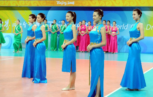 Девушки-волонтеры демонстрируют процесс церемоний награждения Олимпиады-2008 6