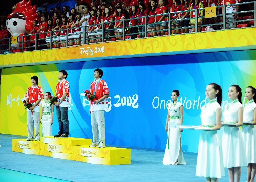 Девушки-волонтеры демонстрируют процесс церемоний награждения Олимпиады-2008 8