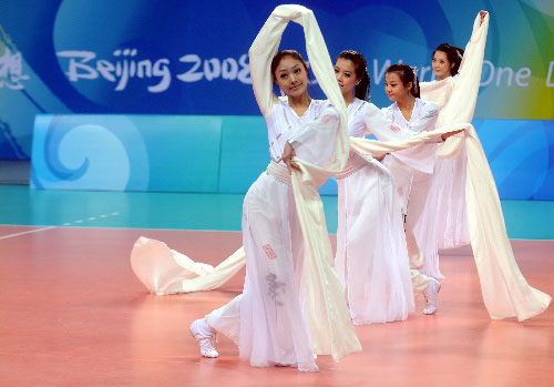 Девушки-волонтеры демонстрируют процесс церемоний награждения Олимпиады-2008 9