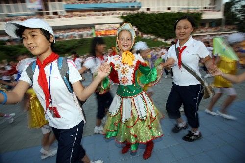 Школьники из пострадавших от землетрясения районов Китая на церемонии открытия летних лагерей «Орленок» в России