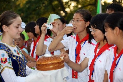 Школьники из пострадавших от землетрясения районов Китая на церемонии открытия летних лагерей «Орленок» в России