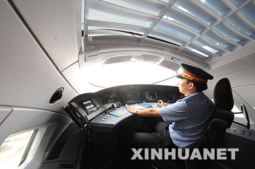 22 июля, водитель поезда CRH3 готовится к отправлению (фото агенства ?Синьхуа?,, сделанное корреспондентом Лю Хайфэном)