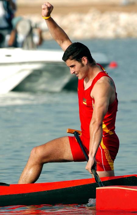 Знаменосец олимпийской сборной Испании – олимпийский чемпион по гребле на каноэ Давид Каль