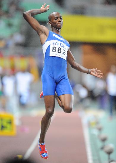 Знаменосец олимпийской сборной Панамы – олимпийский чемпион по прыжкам в длину Ирвинг Саладино
