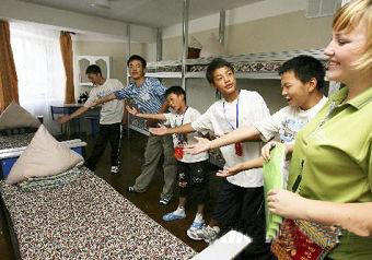 Китайские дети из пострадавших от землетрясения районов провинции Сычуань встретили в России первый ?День чистоты?