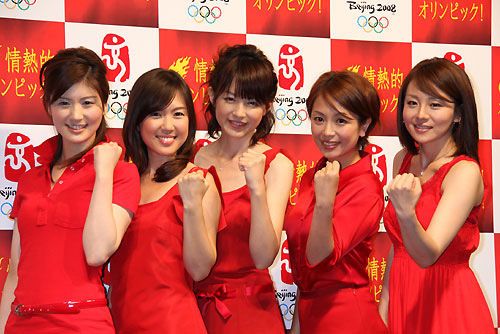 Красивые олимпийские ведущие Японии появились перед публикой