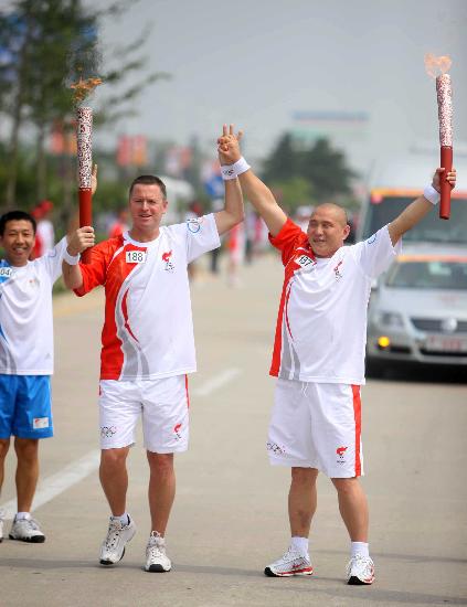 30 июля: В г. Циньхуандао прошел очередной этап эстафеты огня Пекинской Олимпиады1
