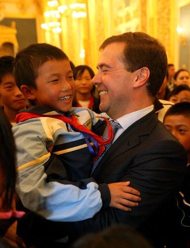 Д. Медведев встретился с детьми из пострадавших от землетрясения районов Китая
