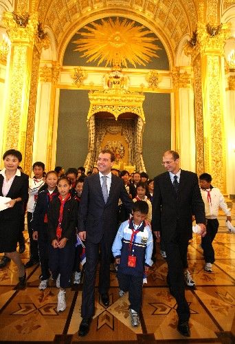 Д. Медведев встретился с детьми из пострадавших от землетрясения районов Китая