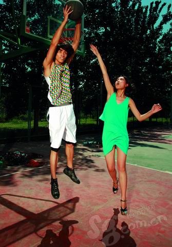 Шоу моды на спортивной площади