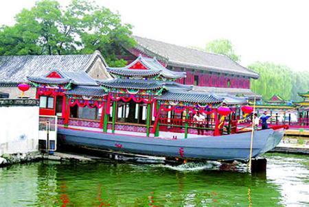 Расписная лодка в парке «Бэйхай» будет встречать почетных гостей из разных стран