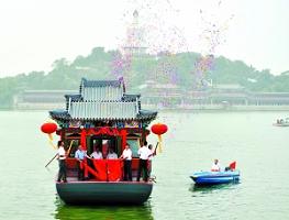 Расписная лодка в парке «Бэйхай» будет встречать почетных гостей из разных стран