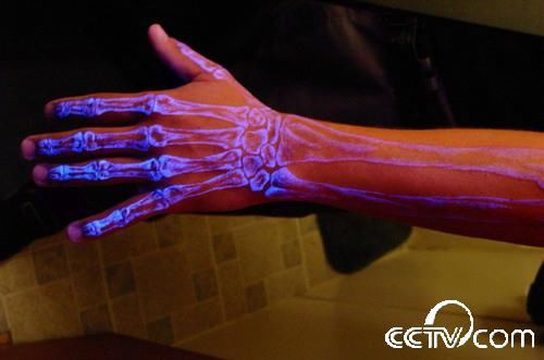 Татуировки, проявляющиеся под ультрафиолетовыми лучами, пользуются популярностью в США