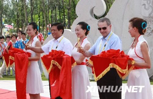 В Олимпийской деревне открылась 'Стена мира и дружбы' Пекинских Олимпийских игр