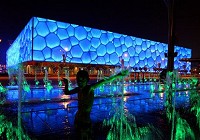 Красивый музыкальный фонтан между стадионами «Гнездо» и «Водный куб»