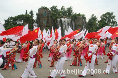 4 августа: В г. Лэшань стартовал очередной этап эстафеты Пекинской Олимпиады2