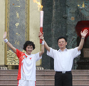 4 августа: В г. Лэшань стартовал очередной этап эстафеты Пекинской Олимпиады4