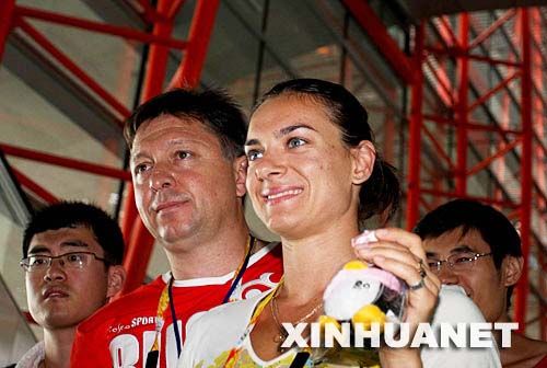 Королева по прыжкам в высоту с шестом Елена Исинбаева прибыла в Пекин 
