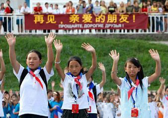 Китайские дети из пострадавших от землетрясения районов провинции Сычуань после отдыха в России вернулись в Китай