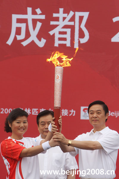 5 августа: В г. Чэнду стартовал очередной этап эстафеты огня Пекинской Олимпиады1