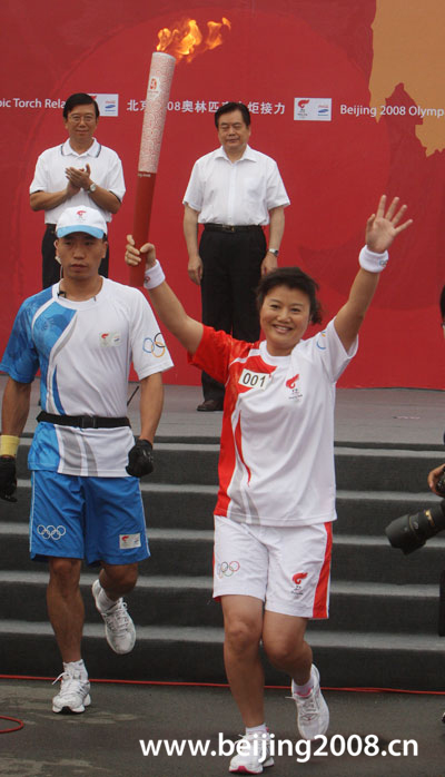 5 августа: В г. Чэнду стартовал очередной этап эстафеты огня Пекинской Олимпиады2