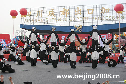 5 августа: В г. Чэнду стартовал очередной этап эстафеты огня Пекинской Олимпиады4