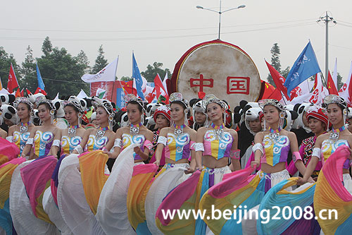 5 августа: В г. Чэнду стартовал очередной этап эстафеты огня Пекинской Олимпиады5