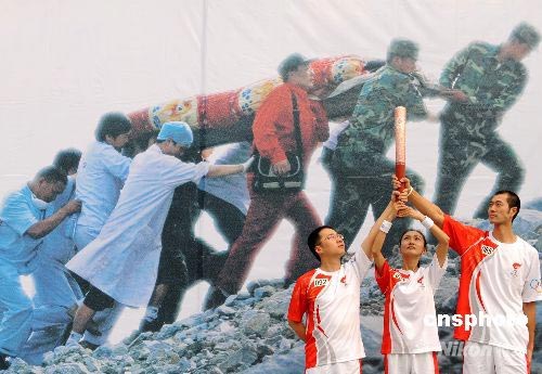 5 августа: В г. Чэнду стартовал очередной этап эстафеты огня Пекинской Олимпиады6