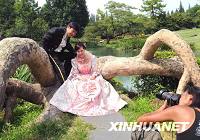 Снятие свадебных фотографий у озера Сиху в городе Ханчжоу
