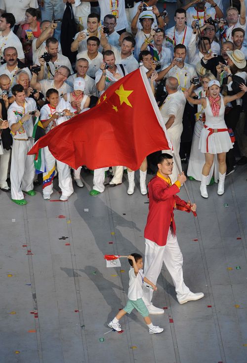 Школьник из Сычуани возглавил китайскую спортивную делегацию вместе с Яо Мином2